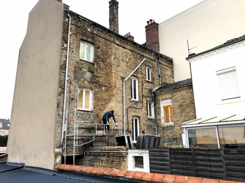 Début de montage de l'échafaudage