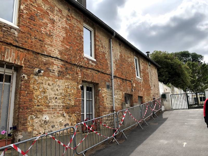 Photo de la façade avant l'intervention de notre entreprise à 1 semaine de la rentrée des classes d'écoles 
