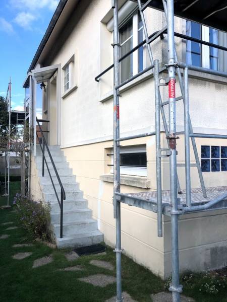 Traitement des fissures avant application d'un primaire d'accrochage